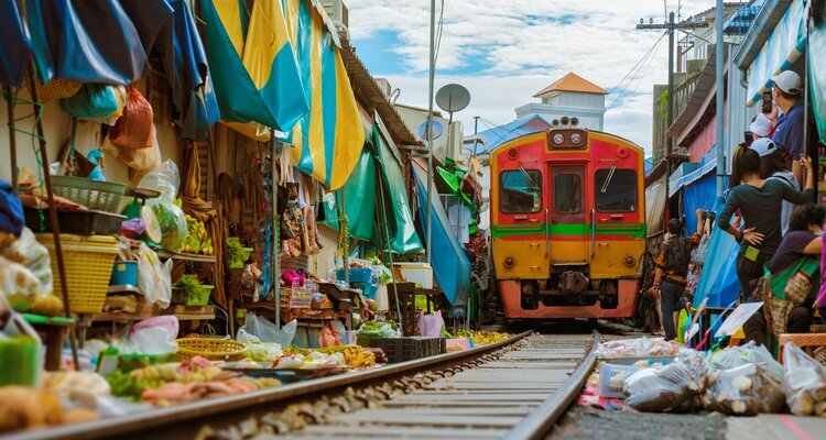 Maeklong-Railway-Market