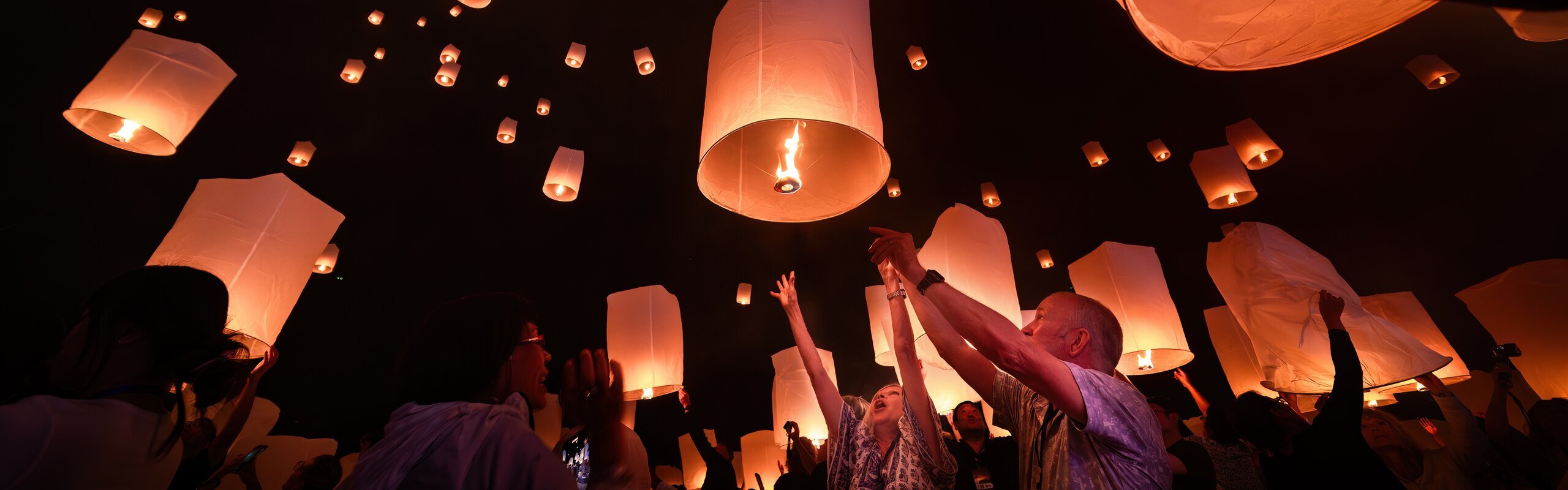 Einzigartiges thailändisches Loy Krathong und Yi Peng Festivals